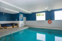 Sandman Hotel Vernon - Pool