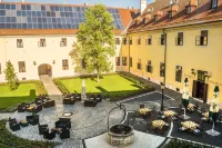 Hotel Klastrom - ที่มีที่จอดรถ