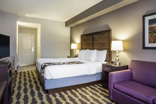 La Quinta Inn & Suites by Wyndham Lynchburg at Liberty Univ. - parkir