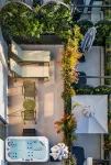 Zea Urban Living - Hot Tub