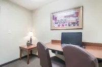 HomeTowne Studios & Suites Bentonville - parking