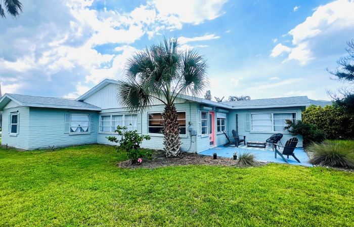 Stylish, and Relaxing in a Charming Neighbourhood with a Secluded Local Beach.