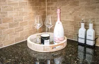 Luxury Studio in Vibrant Houston Heights Retreat - Condos