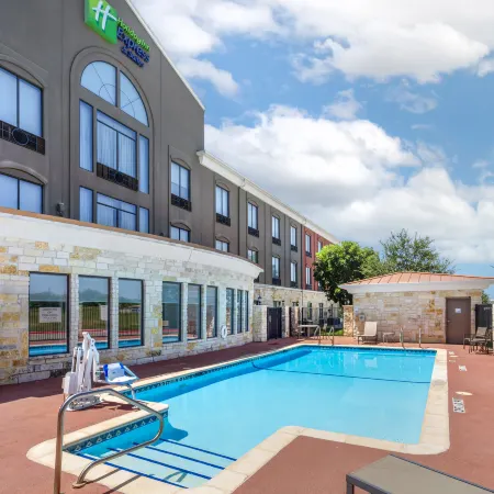Holiday Inn Express & Suites Beeville by IHG