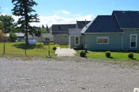 Completely Renovated Home with Mountain Views - Homestays