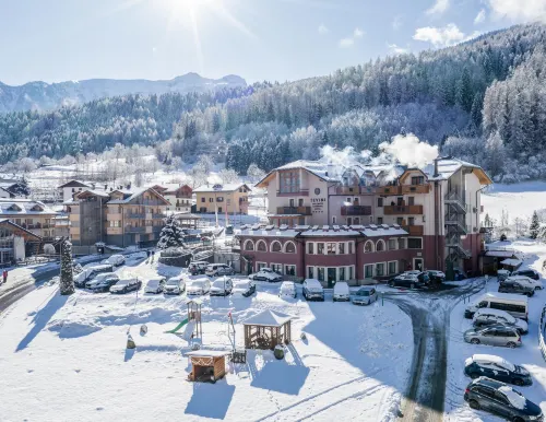 Tevini Dolomites Charming Hotel Hôtels à : Commezzadura