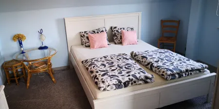 If You Want to Explore Lower Silesia, Sunny Apartment is the Perfect Location. Отели в г. Собутка