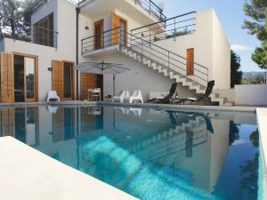 Whole Modern Villa with Pool and Near the Sea