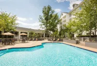 DoubleTree by Hilton Raleigh - Durham Airport at Research Triangle Park - Kolam Renang