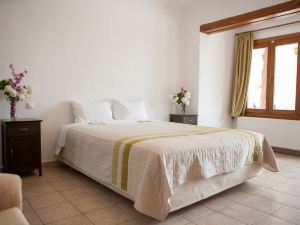 Bedroom Facing Garden, Only 3 Minutes from Kala Nera Beach