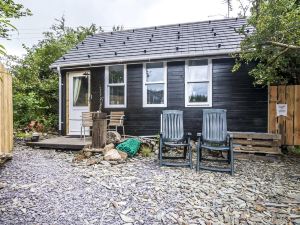 Holey Moley Lodge - 2 Bedroom - Llanteg - Pembrokeshire