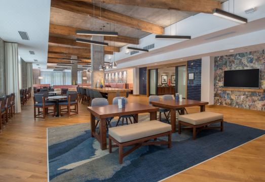 4. 햄프턴 인 & ..