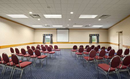 Ramada by Wyndham Trenton - Housity