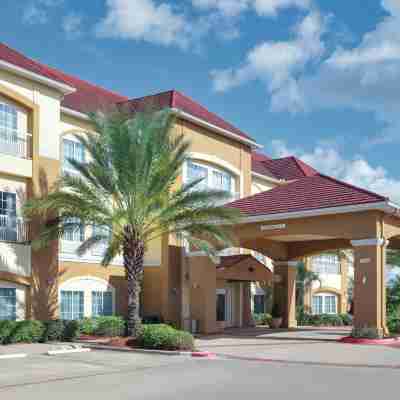 La Quinta Inn & Suites by Wyndham Bay City Hotel Exterior