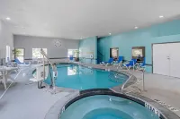 Clarion Inn & Suites DFW North - Kolam Renang
