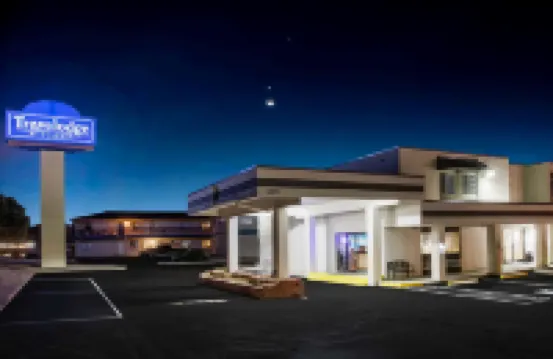 Travelodge by Wyndham Colorado Springs Airport/Peterson AFB Hotel di 