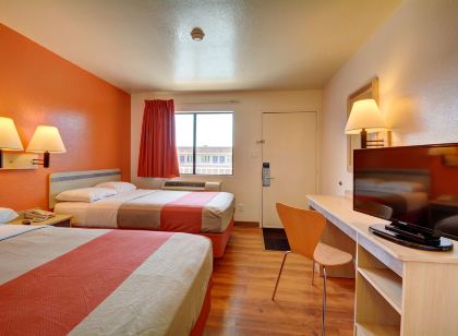 모텔 6 하트포드- 윈저 록스