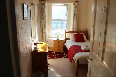 Middlegate Hotel