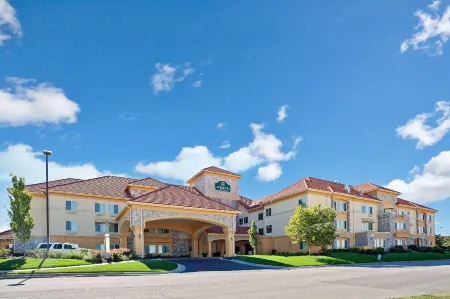 La Quinta Inn & Suites by Wyndham Olathe Отели рядом с достопримечательностью «Парк Фриско Лейк»