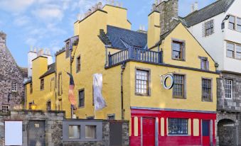 Joivy Unique&Artsy Royal Mile Apt - Relive Music History