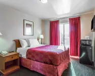 Econo Lodge Inn & Suites