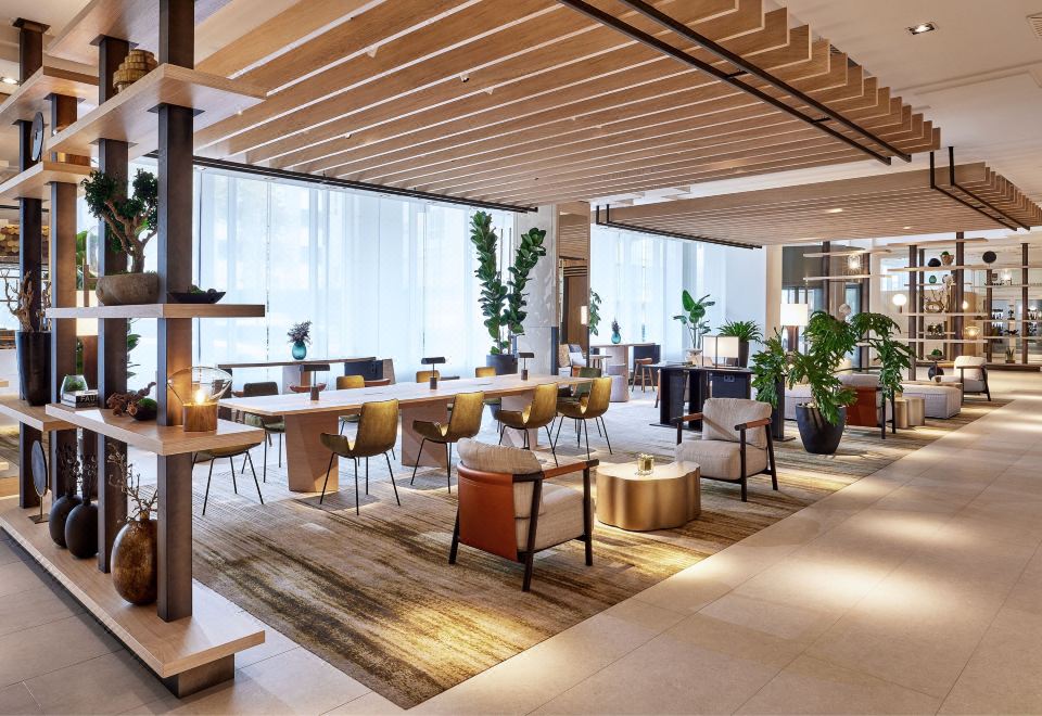 더 웨스틴 그랜드 프랑크푸르트의 실내 수영장 및 휴식 공간 이미지