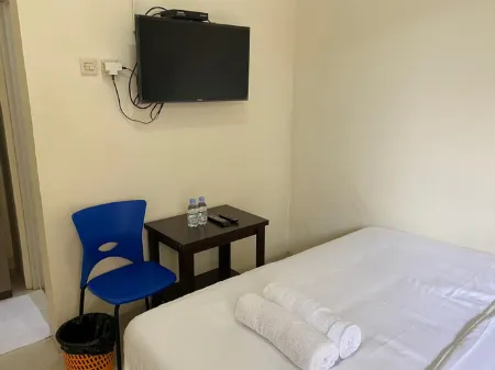 Jatiwinangun Homestay Near Gor Satria Purwoketo Mitra RedDoorz