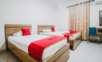 RedDoorz Plus Near WTC Batanghari Mall