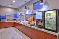 Holiday Inn Express & Suites NORTH DALLAS AT PRESTON by IHG - breakfast