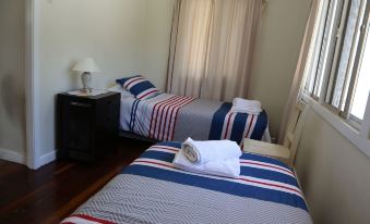 a room with two beds , one on the left side and the other on the right side of the room at Sailors Rest