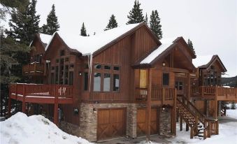 Moose Meadow Retreat Private Home with Hot Tub