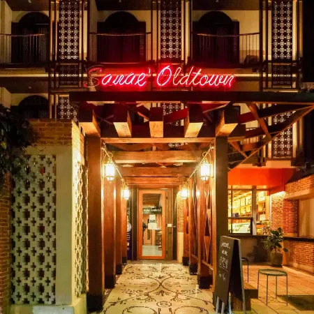 Sanae' Oldtown Hotel Отели рядом с достопримечательностью «Ворота Чангпуак»