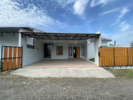 Guesthouse Casamontana (Full 1 Rumah) Отели в г. Mertoyudan