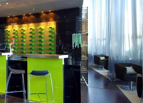 호텔 바르셀로나 콘달 마르의 멋진 야외 수영장