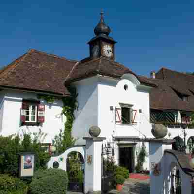 Hotel Schloss Leonstain Hotel Exterior