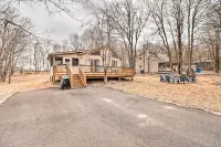 Albrightsville Cabin w/ Fire Pit: Swim, Hike & Ski Hotels in Jim Thorpe