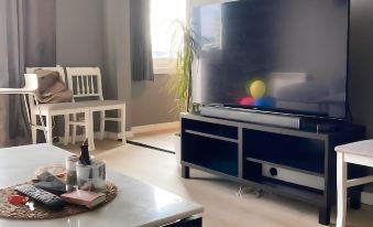 Serene Riverview Apartment Elvegata