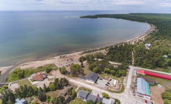 4 Bedroom Cottage on Manitoulin Island - Next to Sandy Beach!