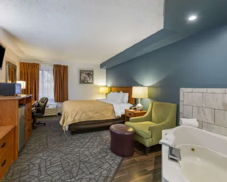 Quality Inn Austintown-Youngstown West Hotels in Austintown