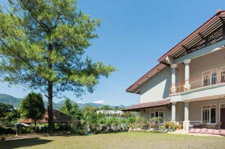 Urbanview Hotel Syariah Villa SM Cisarua Puncak by RedDoorz Отели рядом с достопримечательностью «Sunset Point Telaga Saat Puncak»