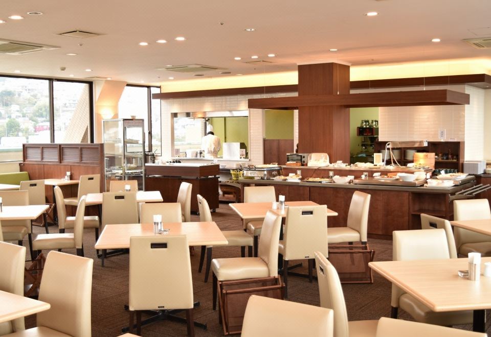 선웨스트 호텔 사세보의 깔끔한 객실 인테리어