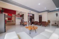 RedDoorz Near Bojonegoro Train Station - Bãi đậu xe