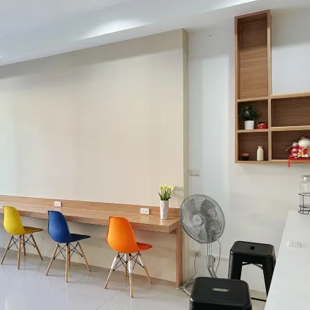BeHome and Hostel Отели рядом с достопримечательностью «Рынок Warorot»