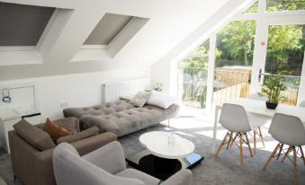 Sunny Lodge - 1 Bed Flat with Stunning Garden View - Flat 3