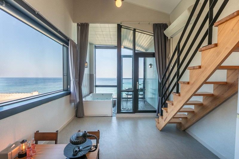 강릉 눈뜨면바다 펜션 베란다