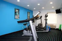Days Inn & Suites by Wyndham Bloomington/Normal IL - Gym