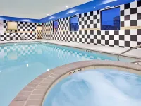 Holiday Inn Express & Suites Lincoln Airport