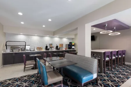 La Quinta Inn & Suites by Wyndham Snellville-Stone Mountain Отели рядом с достопримечательностью «My Secret Garden»