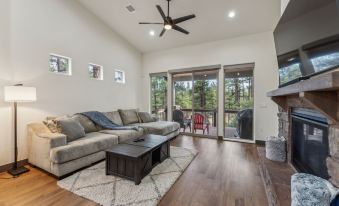 Scenic Golf Retreat With Modern Comforts & Fireplace 4 Bedroom Townhouse