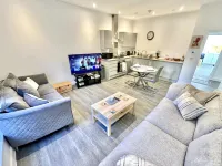 Contemporary Charm by the Quay with Garden Hotels in Poole